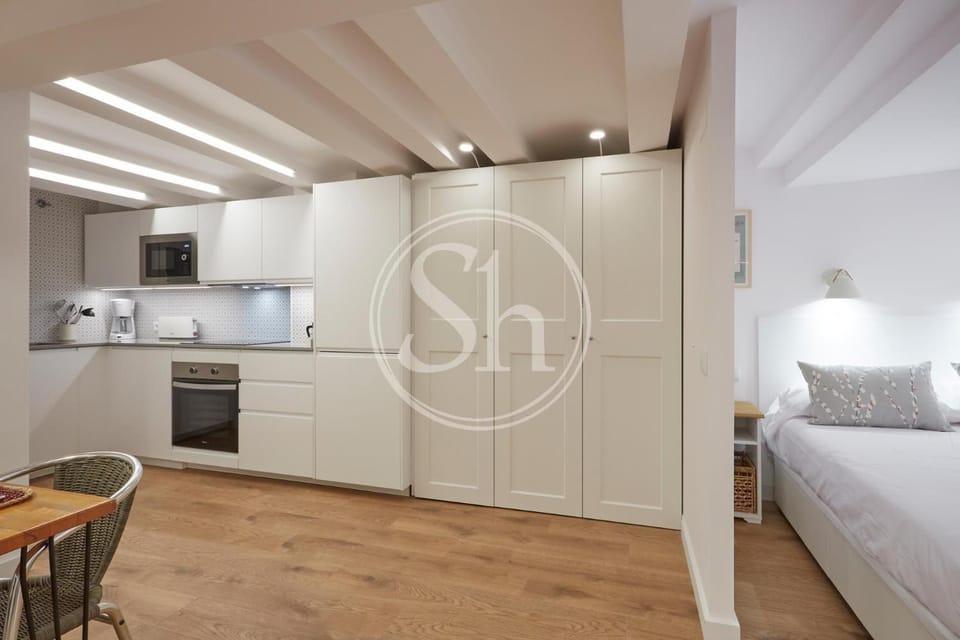 Kitchen or kitchenette, Dining area, oven, wardrobe