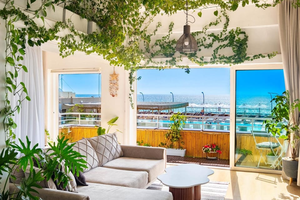 Balcony/Terrace, Pool view, Sea view, internet