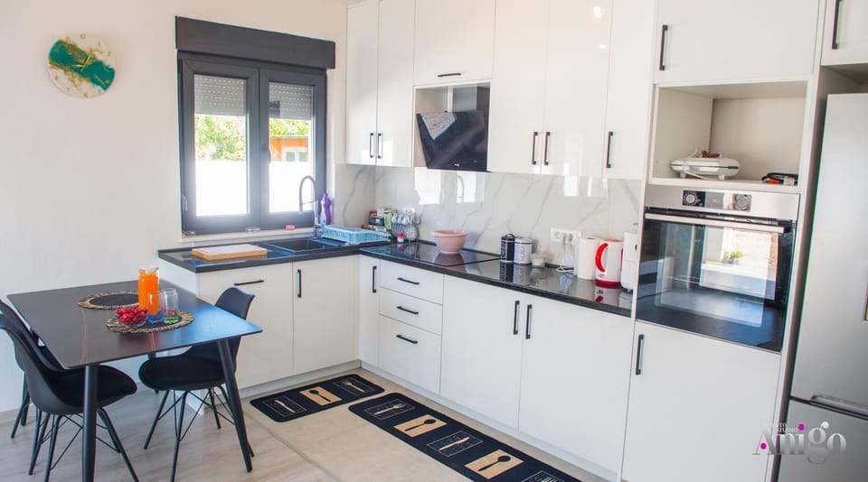 Coffee/tea facilities, Kitchen or kitchenette, Dining area, oven, stove