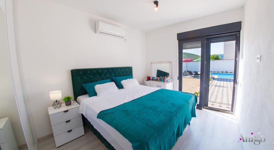 Bed, Bedroom, towels, air conditioner