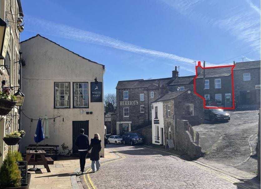 Property building, Facade/entrance, Location, Parking