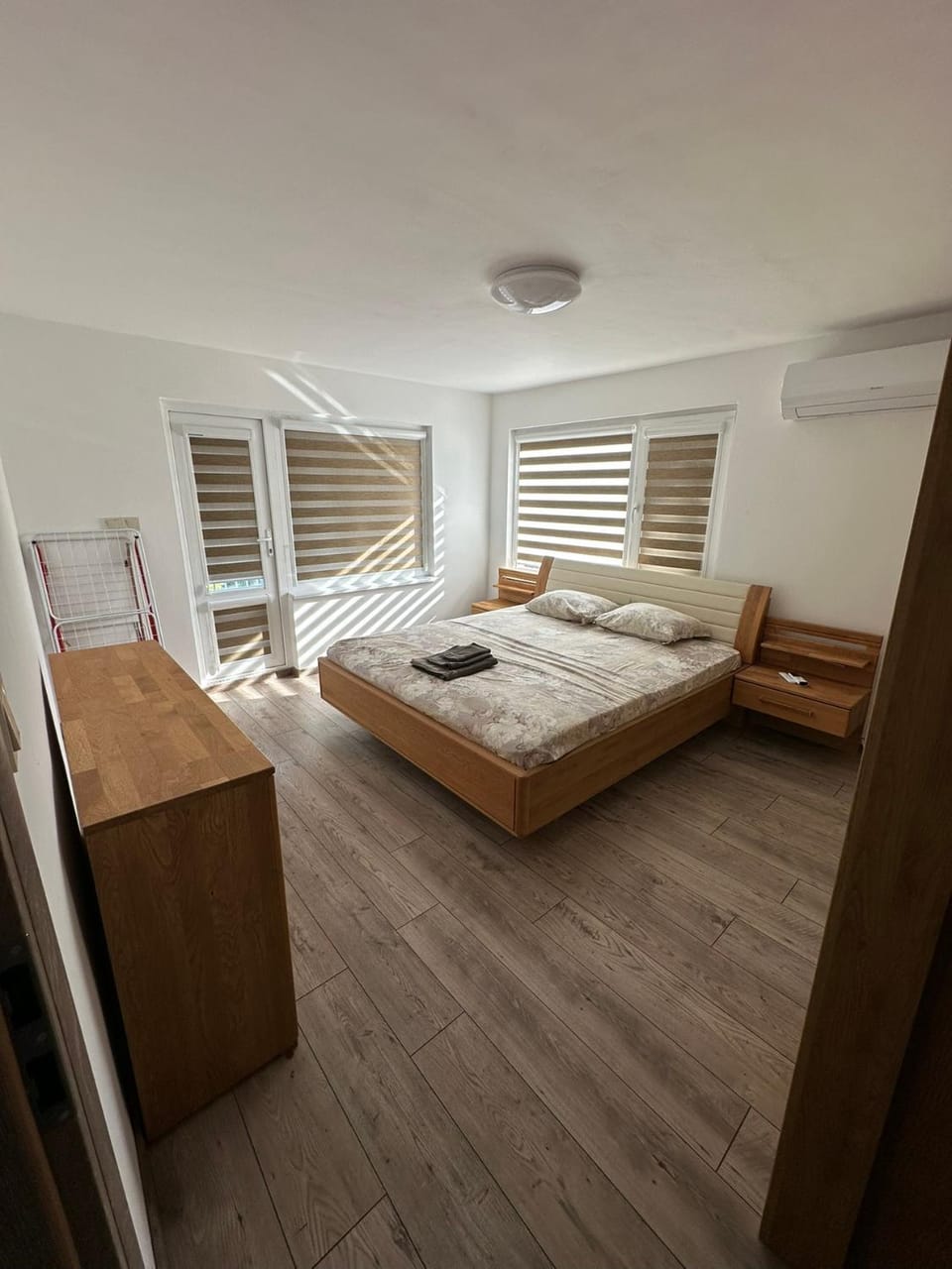 Bed, Photo of the whole room, Seating area, Bedroom