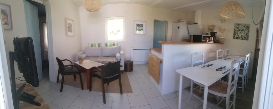 Kitchen or kitchenette, Seating area