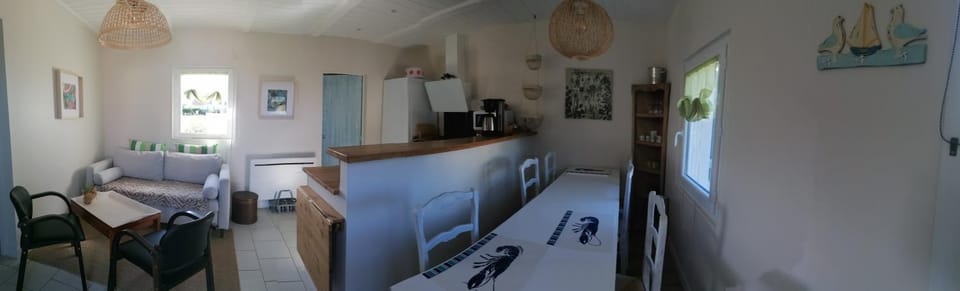 Kitchen or kitchenette, Seating area