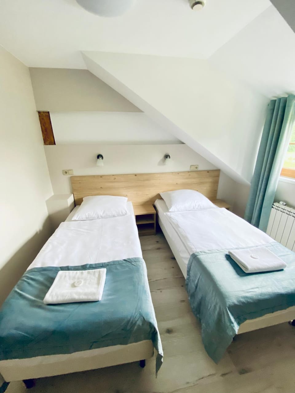 Bed, Bedroom, towels