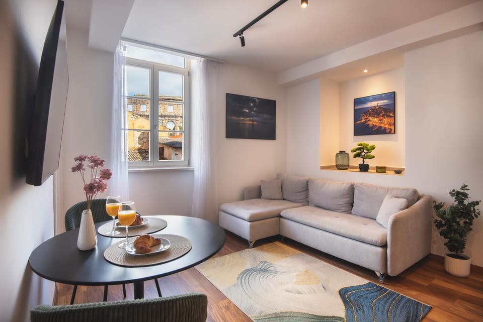 TV and multimedia, Living room, Seating area, Dining area