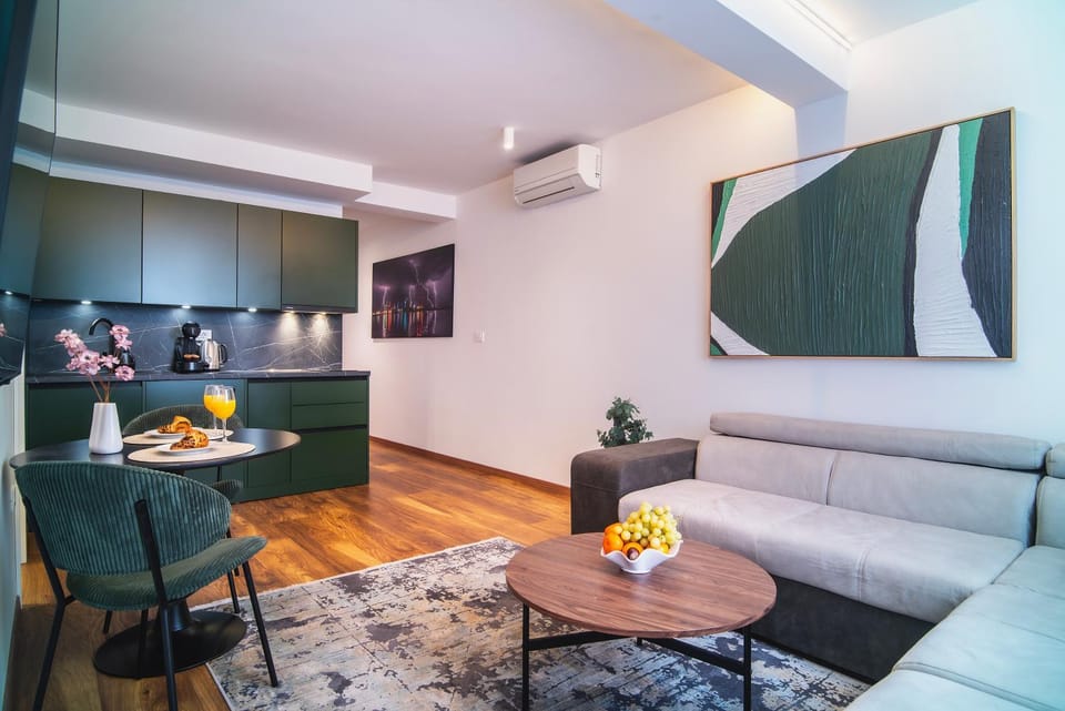 Coffee/tea facilities, Kitchen or kitchenette, Living room, Seating area, Dining area, air conditioner