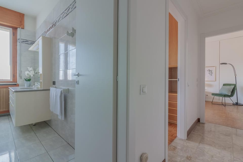 Shower, Photo of the whole room, towels