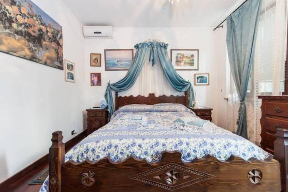 Photo of the whole room, Bedroom, air conditioner