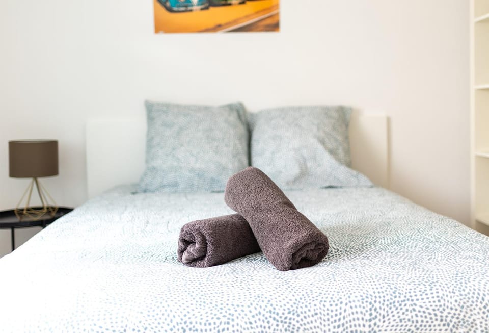 Bed, Bedroom, towels