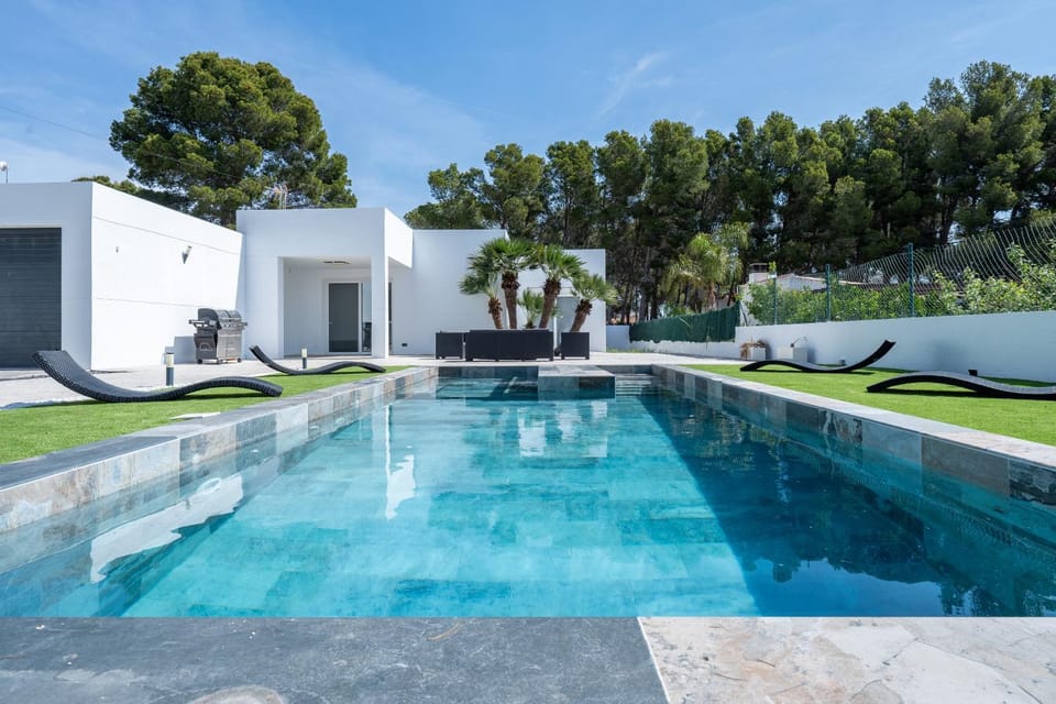 Property building, Garden view, Pool view, Swimming pool, sunbed