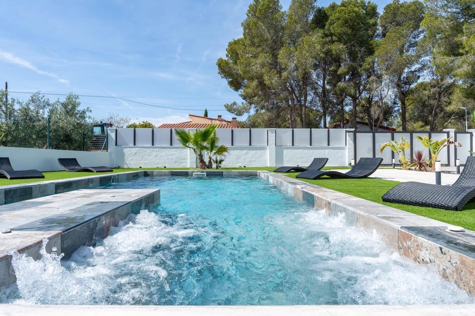 Garden view, Pool view, Swimming pool, sunbed