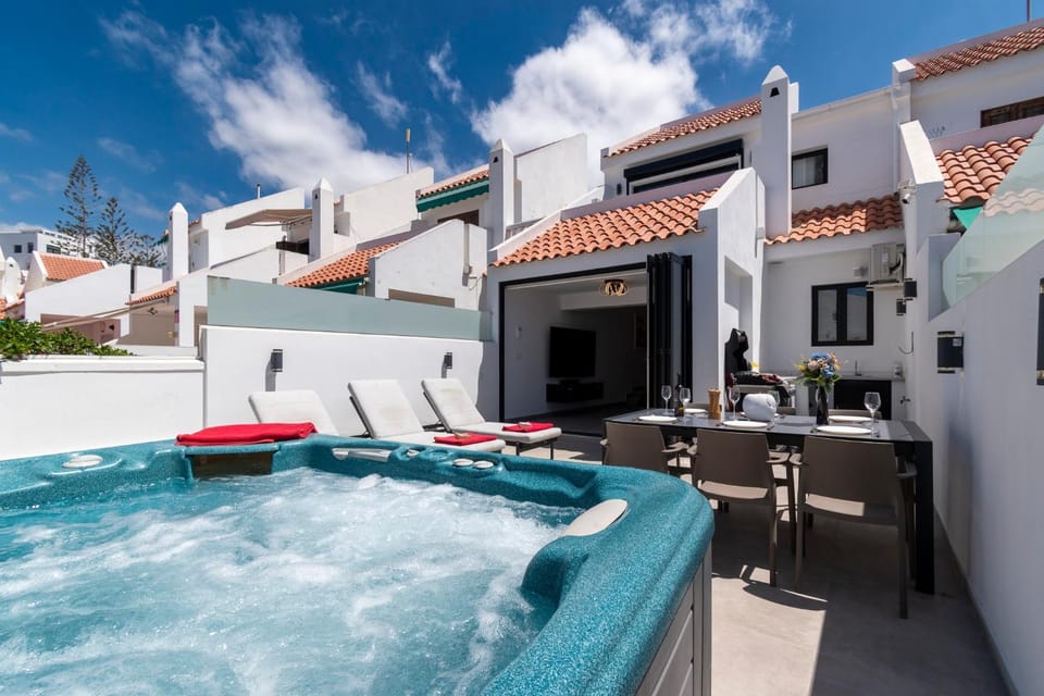 Modern 3 Bedroom Villa with Hot Tub in Costa Adeje Villa in Costa Adeje
