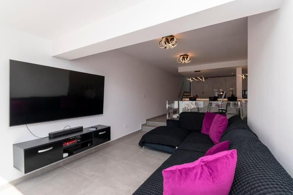 Modern 3 Bedroom Villa with Hot Tub in Costa Adeje Villa in Costa Adeje