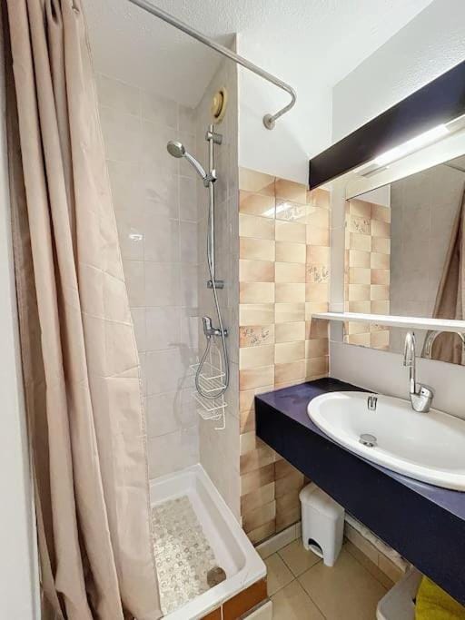 Shower, Toilet
