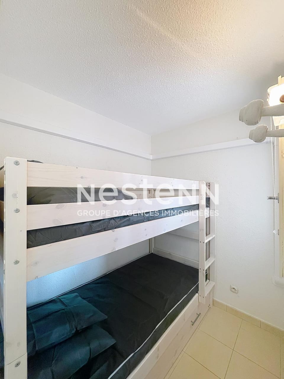 Bedroom, bunk bed