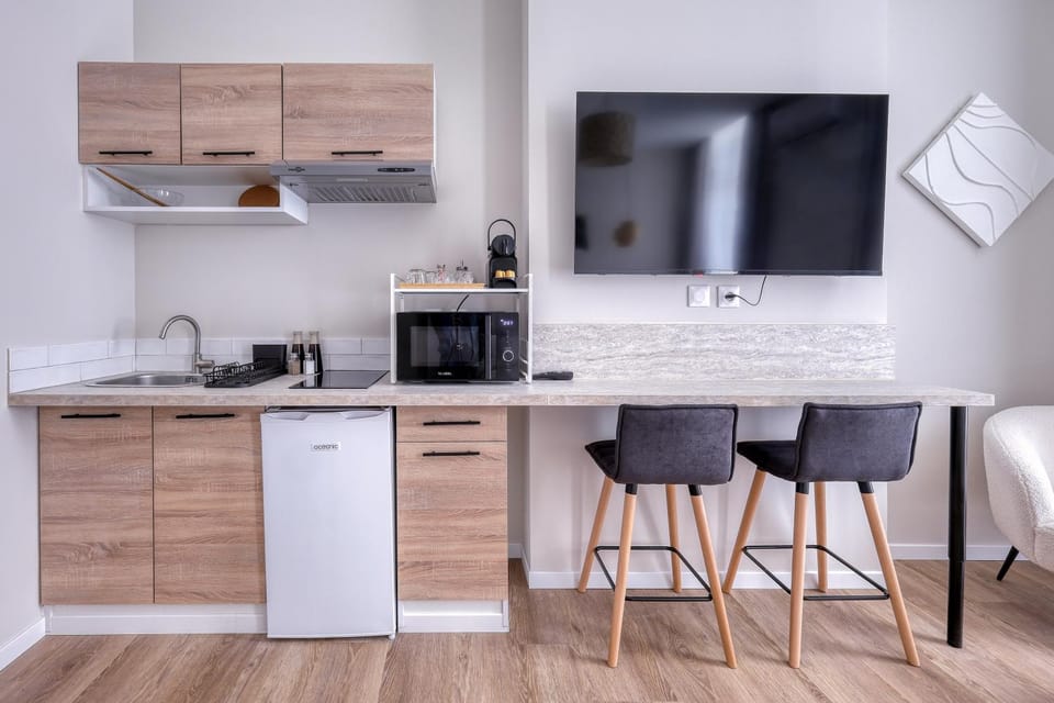 TV and multimedia, Coffee/tea facilities, Kitchen or kitchenette, Dining area, stove