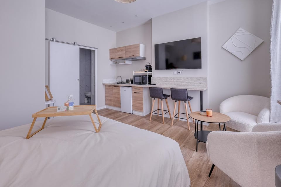 Bed, TV and multimedia, Kitchen or kitchenette, Living room, Photo of the whole room, Seating area, Dining area, Bedroom, stove