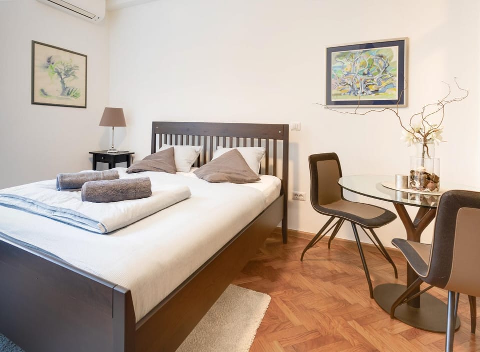 Bed, Seating area, Bedroom