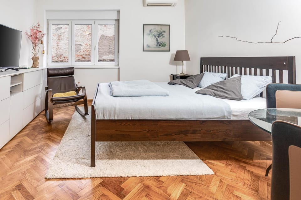 Bed, TV and multimedia, Living room, Photo of the whole room, Seating area, Bedroom