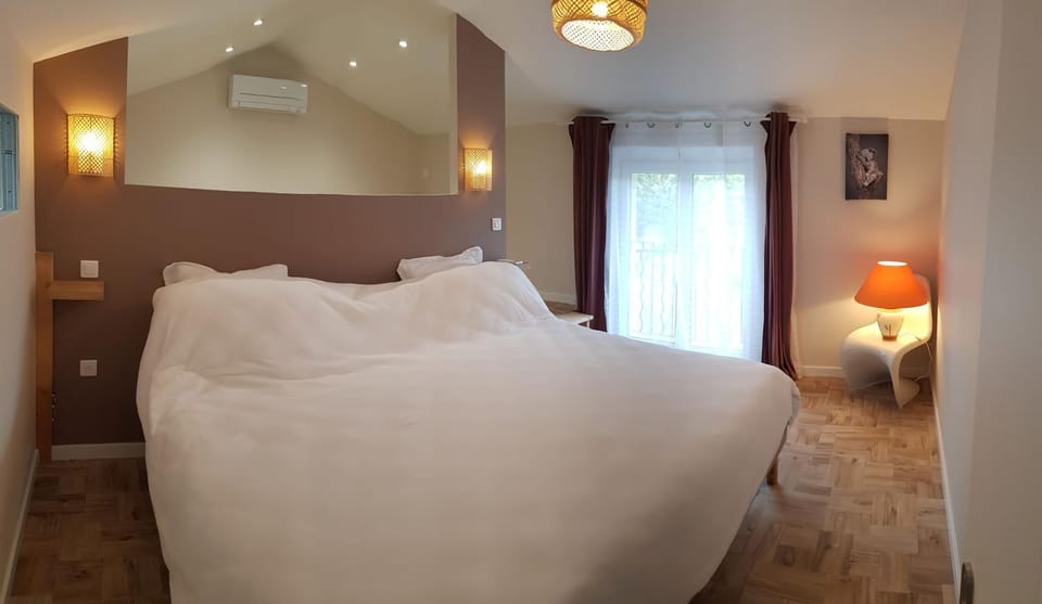 Bed, Photo of the whole room, Bedroom, air conditioner