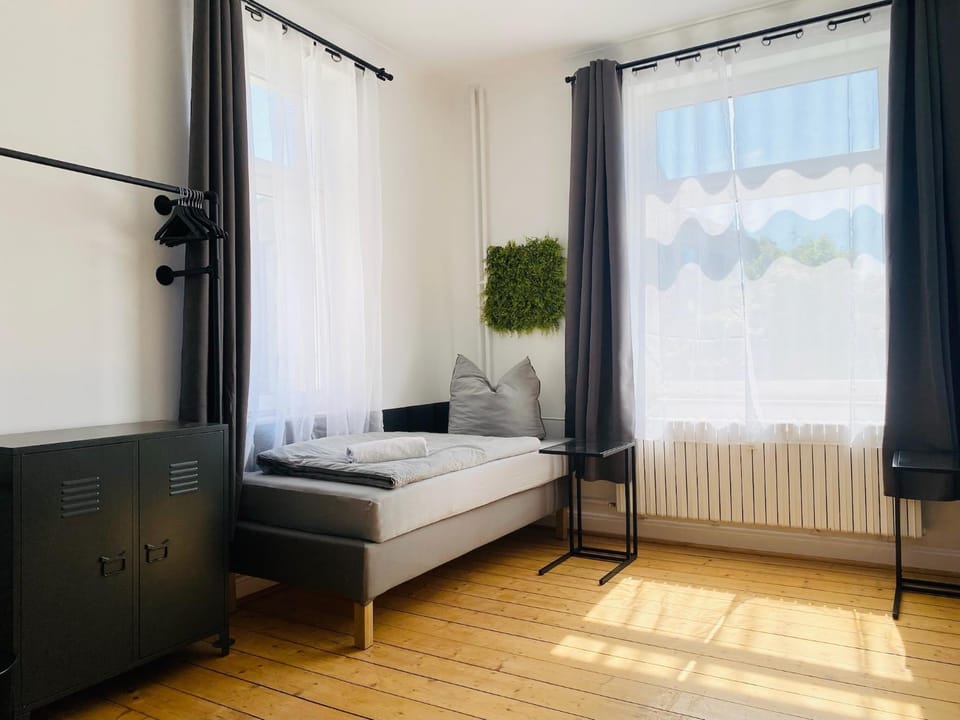Bed, Photo of the whole room, Decorative detail, Bedroom, soundproof, wardrobe