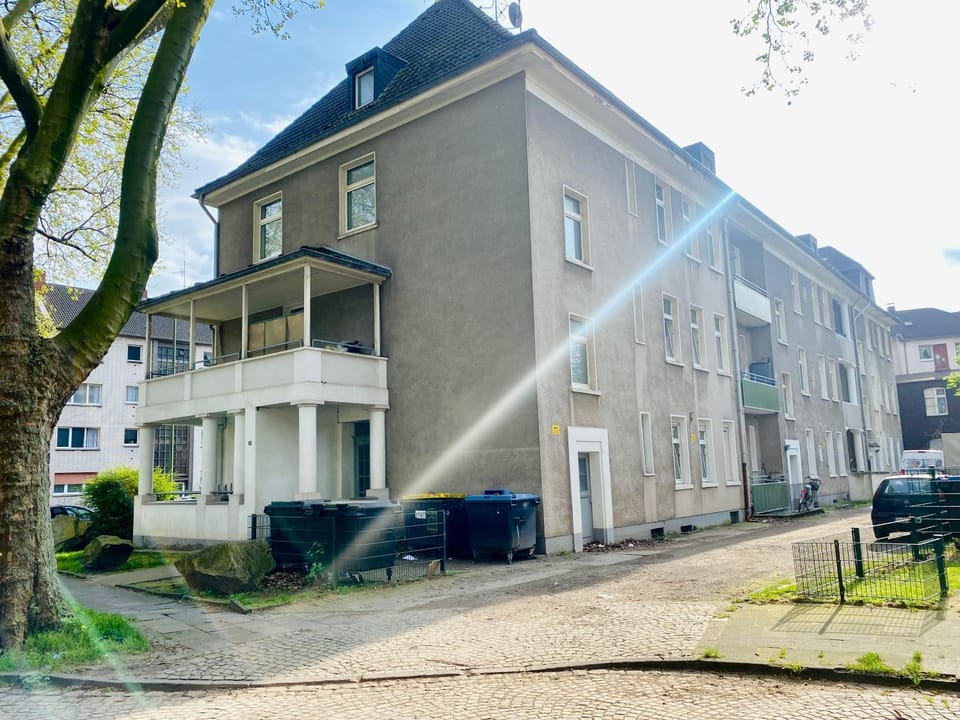 Property building, Neighbourhood, Location