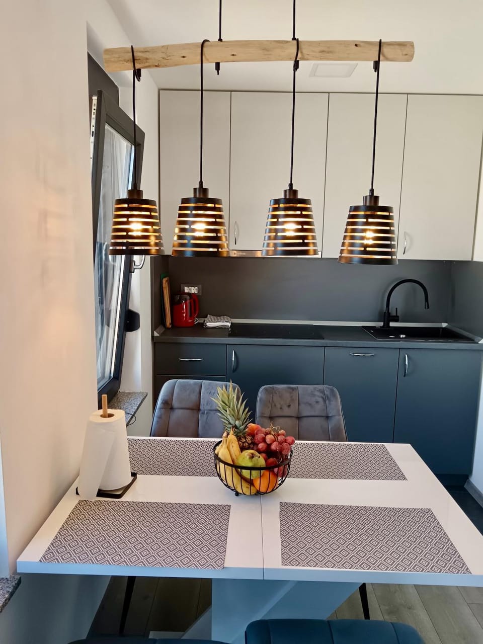 Kitchen or kitchenette, Food and drinks, Dining area, Food