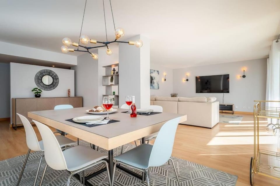 Communal lounge/ TV room, TV and multimedia, Living room, Dining area