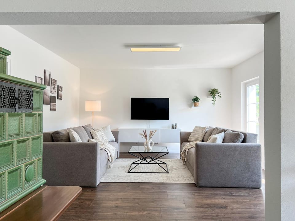 Communal lounge/ TV room, Bed, TV and multimedia, Living room, Seating area, Bedroom