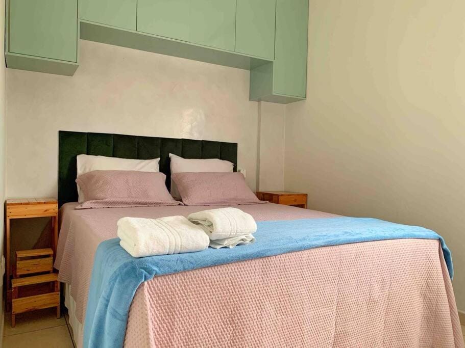 Bed, Bedroom, towels