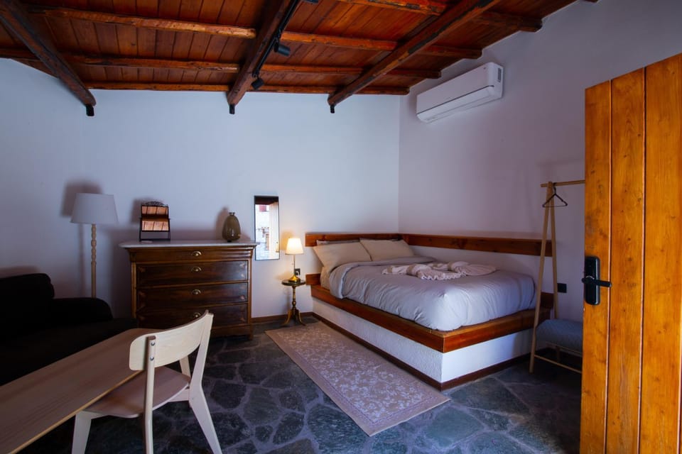 Bed, Living room, Photo of the whole room