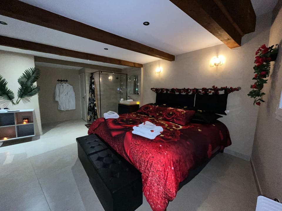 Bed, Photo of the whole room, Bedroom, towels