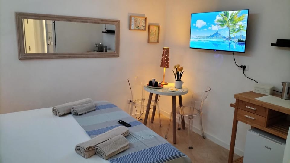 Bed, TV and multimedia, Bedroom