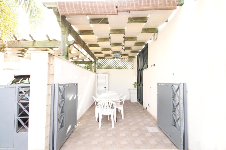 Patio, Day, Dining area