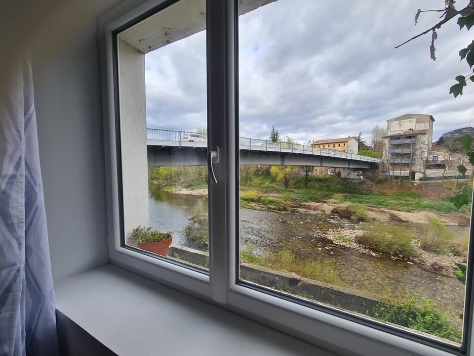 Studio équipé St Ambroix vue rivière Apartment in Auvergne-Rhône-Alpes