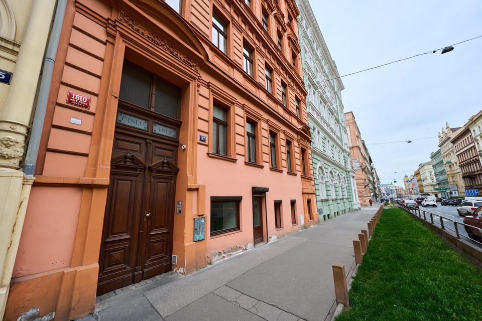 Property building, Neighbourhood, Location