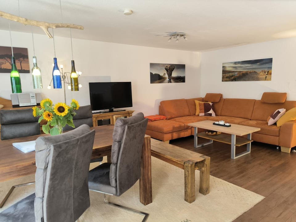 TV and multimedia, Living room, Seating area, Evening entertainment