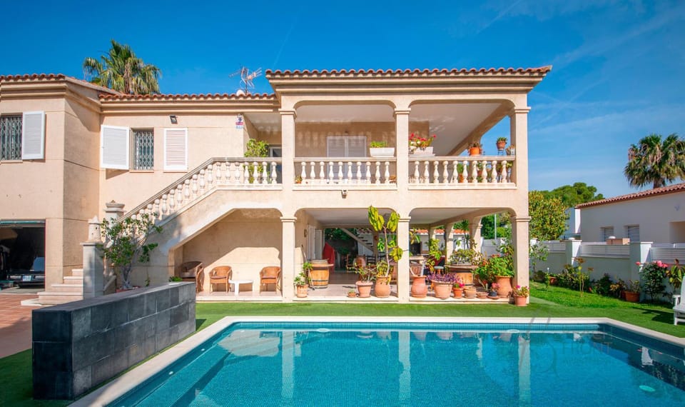 Property building, Garden, Swimming pool