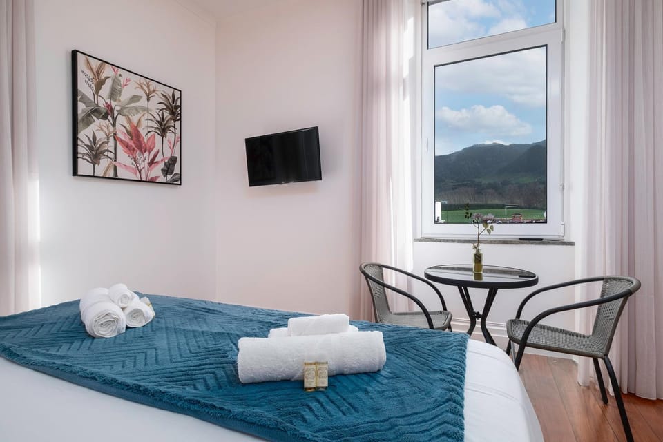 Bed, Natural landscape, TV and multimedia, View (from property/room), Bedroom, Mountain view, towels