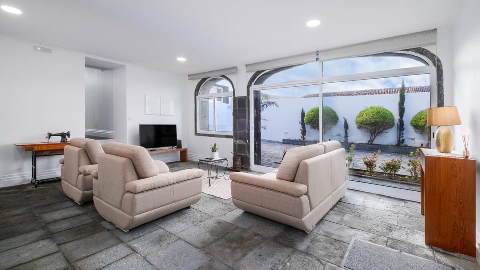 Communal lounge/ TV room, TV and multimedia, Living room, Seating area, Evening entertainment