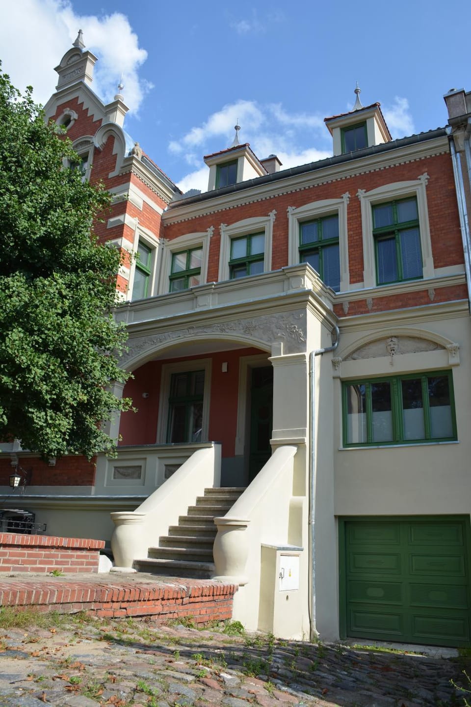 Facade/entrance