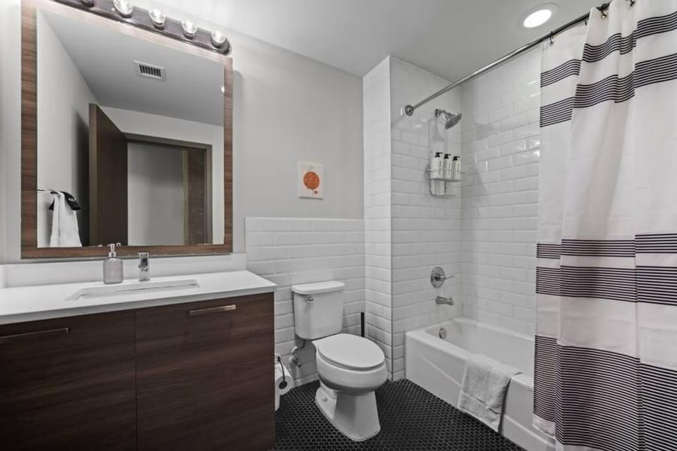 Shower, Toilet, Bathroom, Bath, towels