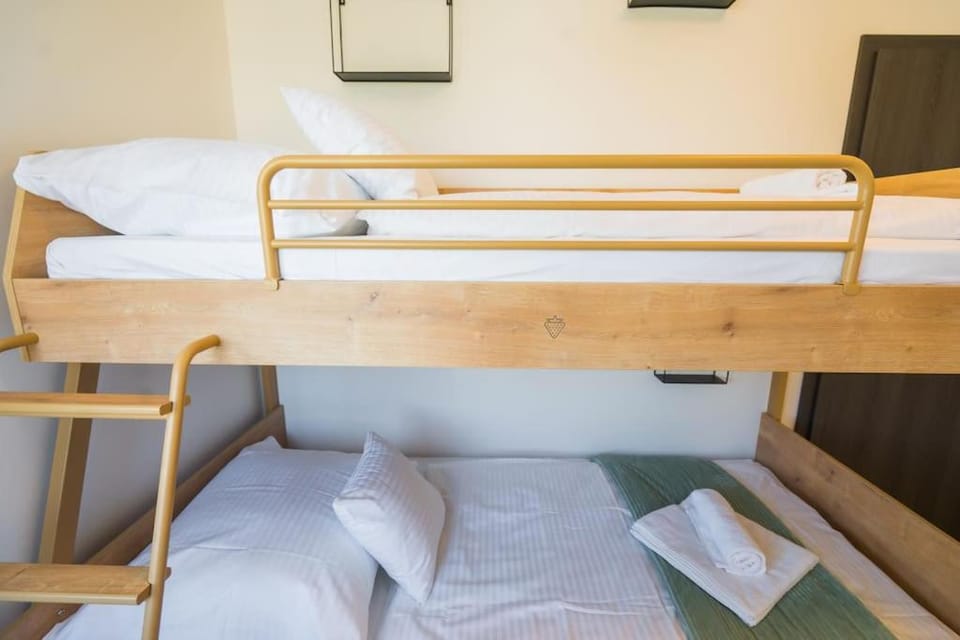 Bedroom, bunk bed