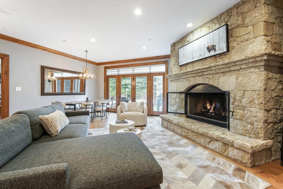 Ski-in Ski-out 1 BR plus Den in exclusive Horizon Pass Apartment in Avon