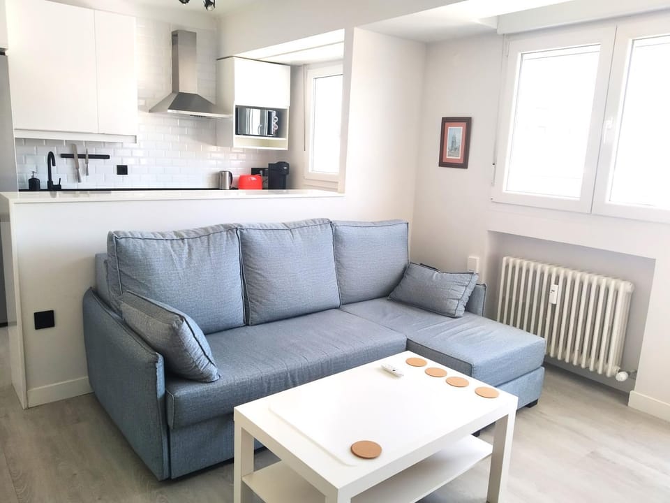 Coffee/tea facilities, Kitchen or kitchenette, Living room, Seating area, Dining area, stove, toaster