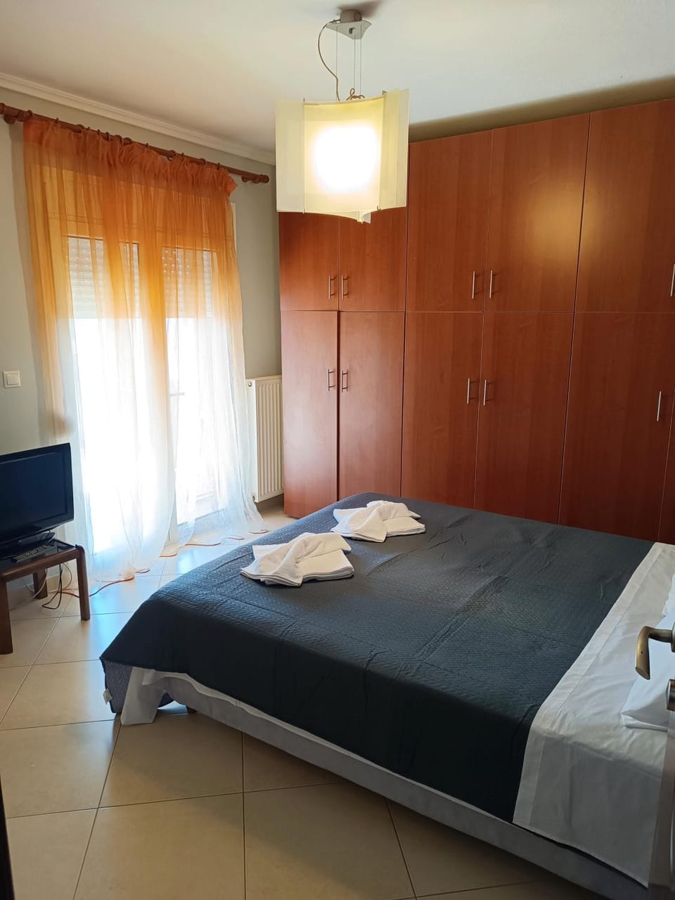 Bed, TV and multimedia, towels