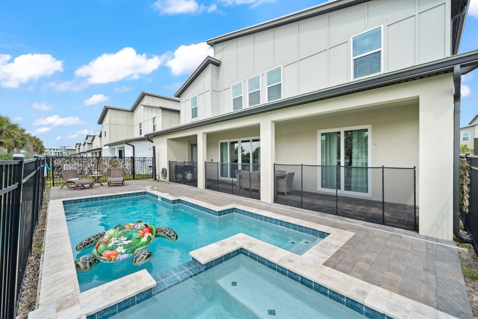 Property building, Patio, Day, Hot Tub, Pool view, Swimming pool, Swimming pool, sunbed