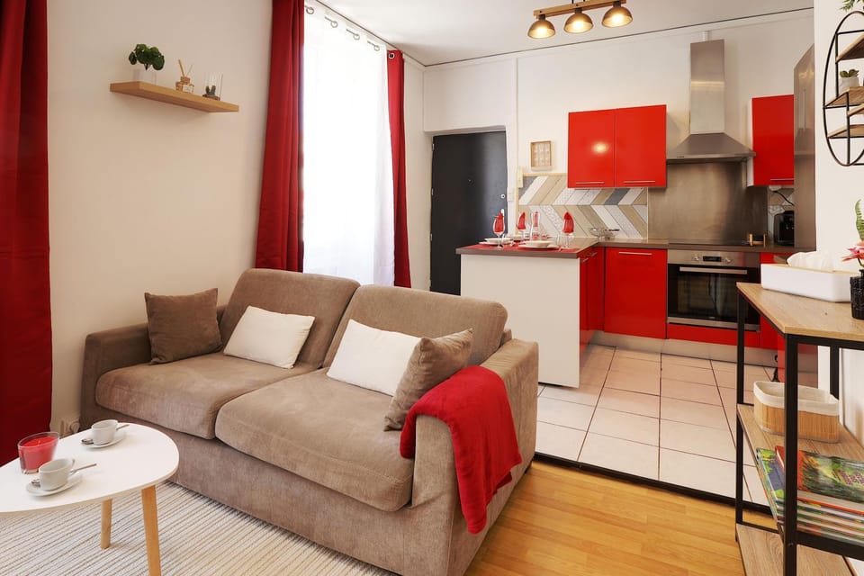 Coffee/tea facilities, Kitchen or kitchenette, Living room, Seating area, Dining area, oven, stove