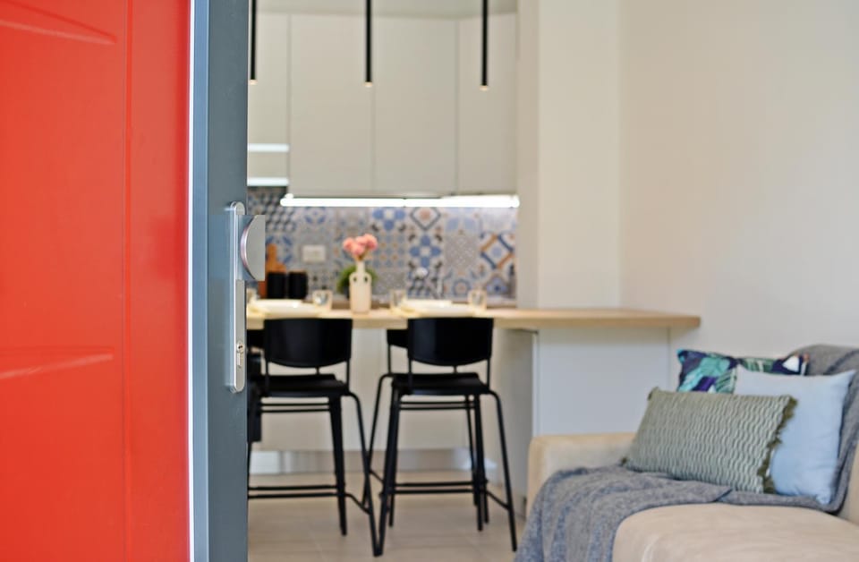 Kitchen or kitchenette, Living room, Seating area, Dining area